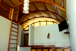The reed matt and wood vaulted ceilings of all the Kites Mancora houses provide a luxurious and natural feel to the living room